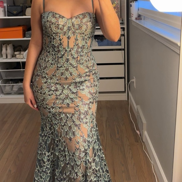 Elegant Lace Evening Gown Prom - Picture 3 of 3